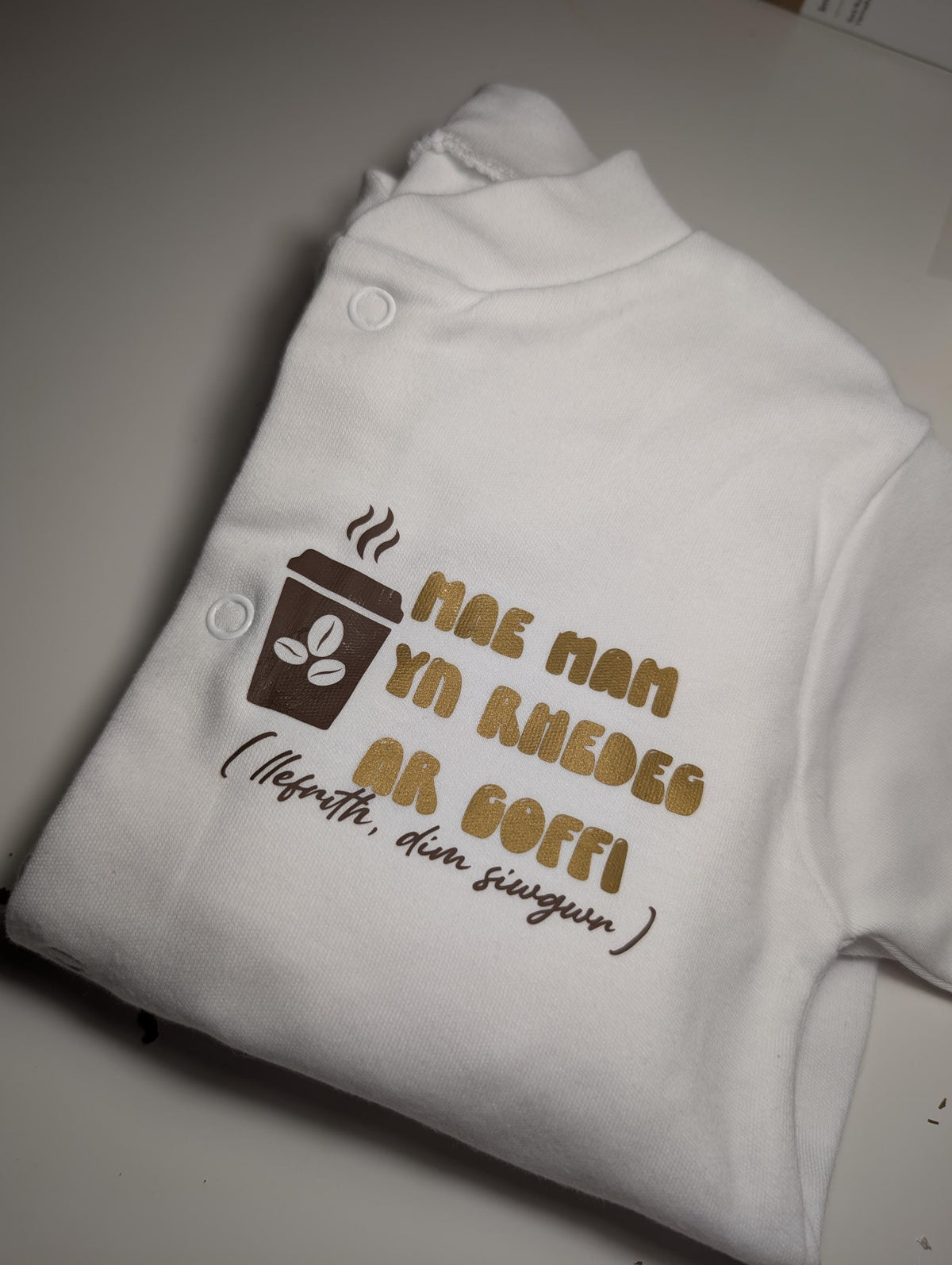 Personalized Welsh Baby Grow – “Mae Mam yn Rhedeg ar Goffi” – Funny New Mum Gift