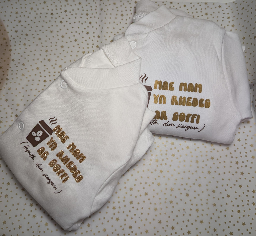 Personalized Welsh Baby Grow – “Mae Mam yn Rhedeg ar Goffi” – Funny New Mum Gift