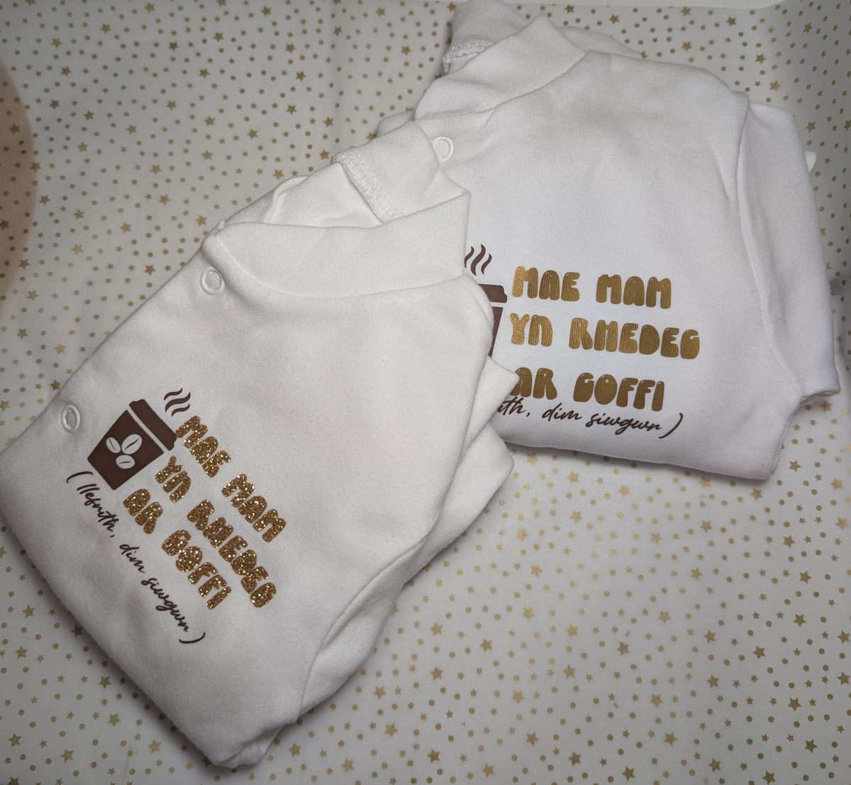 Personalized Welsh Baby Grow – “Mae Mam yn Rhedeg ar Goffi” – Funny New Mum Gift