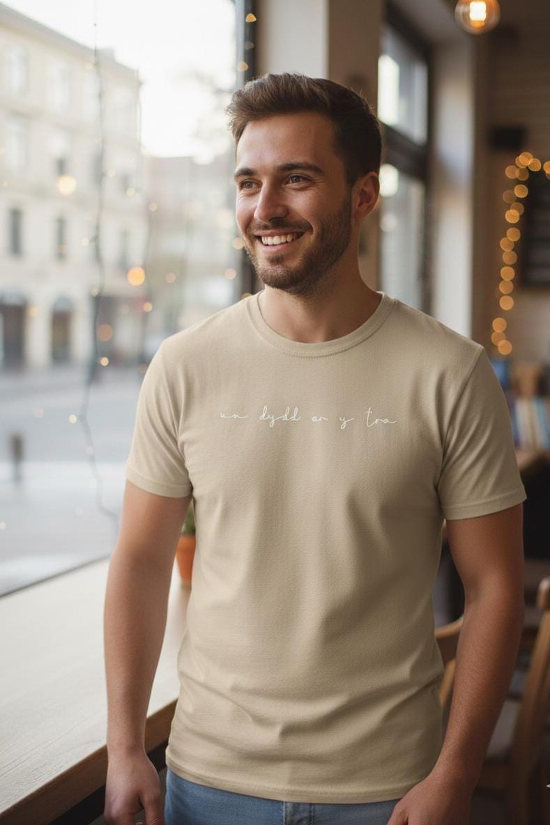 Un Dydd ar y Tro Adult T-shirt