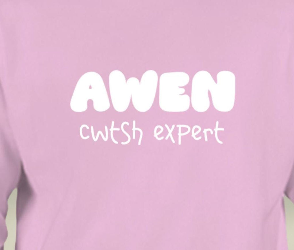 Personalised Welsh “Cwtsh Expert” Sweatshirt – Cute Pink Crewneck, Custom Name Jumper, Cozy Gift Welsh Gift Idea