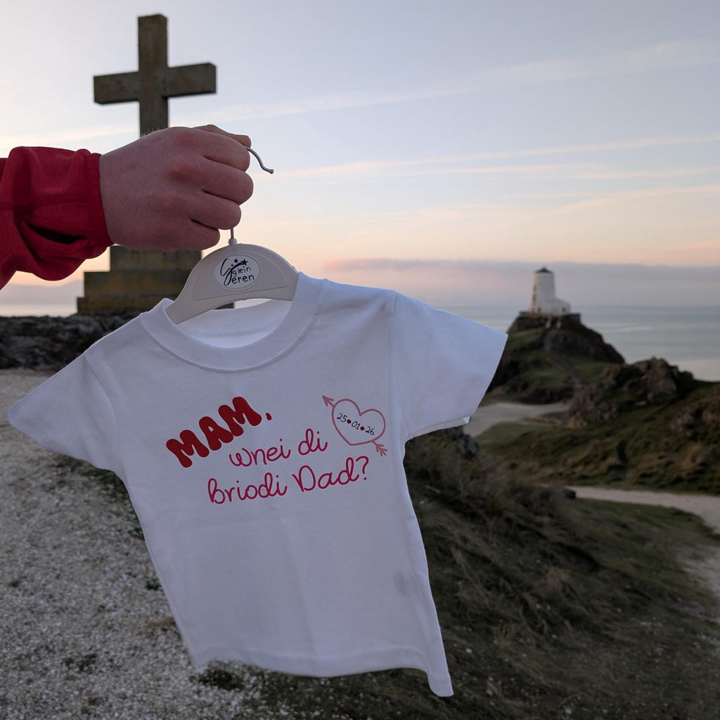 Personalised Proposal Kids T-Shirt – “Mam, Wnei Di Briodi Dad?” | Welsh Engagement Reveal Tee