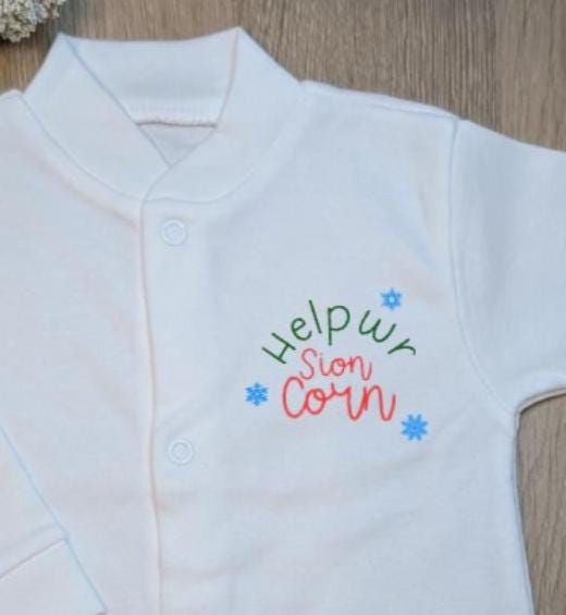 Personalised Welsh Christmas Babygrow – "Helpwr Siôn Corn" Cotton Sleepsuit