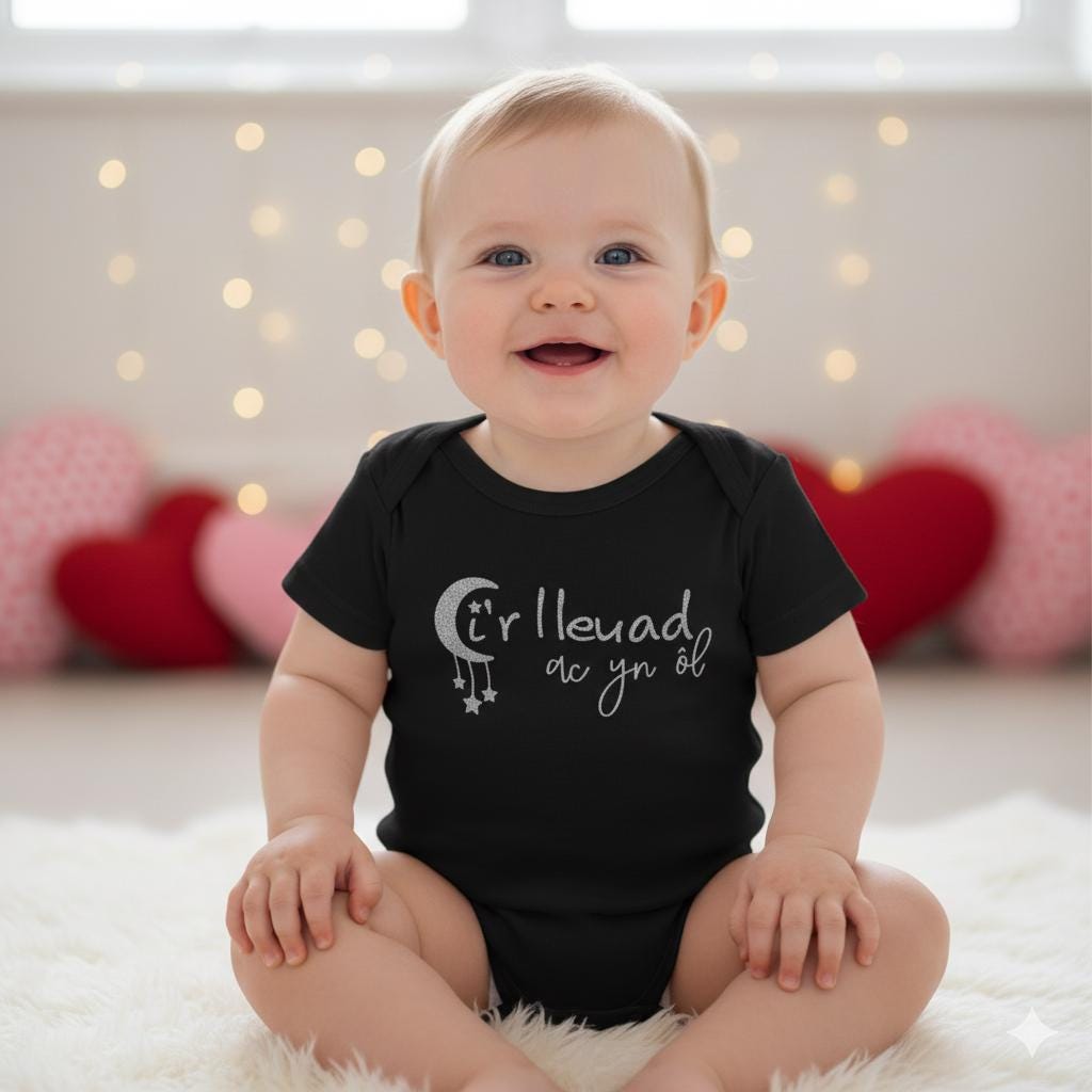 Ir lleuad ac yn ôl Welsh Moon & Stars Baby Onesie – Black, Glitter Print, Santes Dwynwen Collection