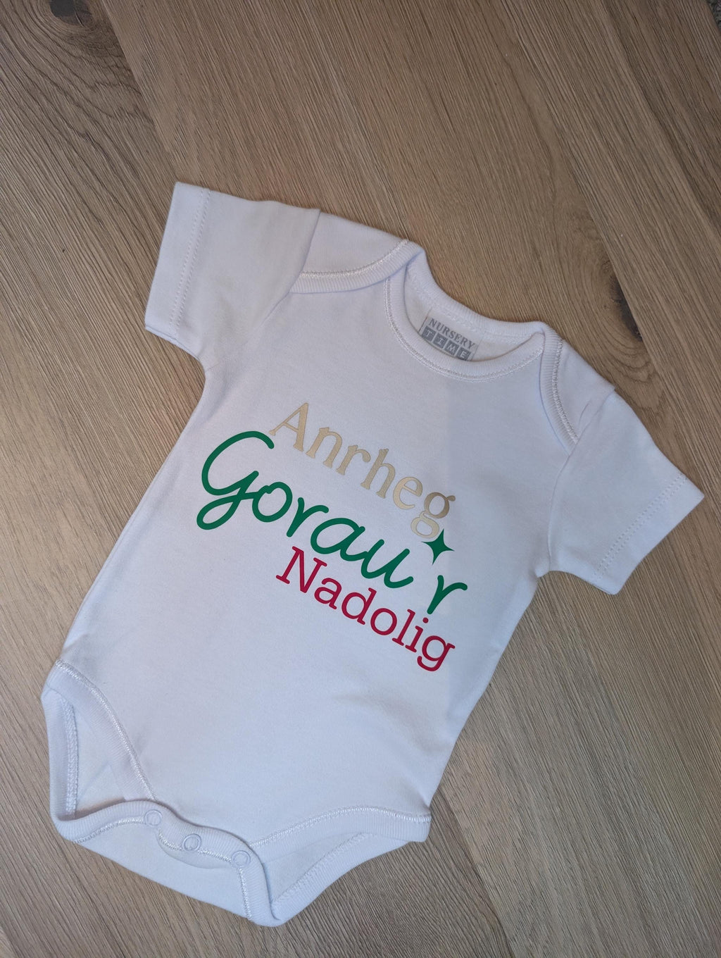 Welsh Baby Christmas Outfit - Anrheg Gorau Nadolig Onsie - Babys First Christmas Gift - Nadolig Bodysuit - Welsh Language Baby Clothes