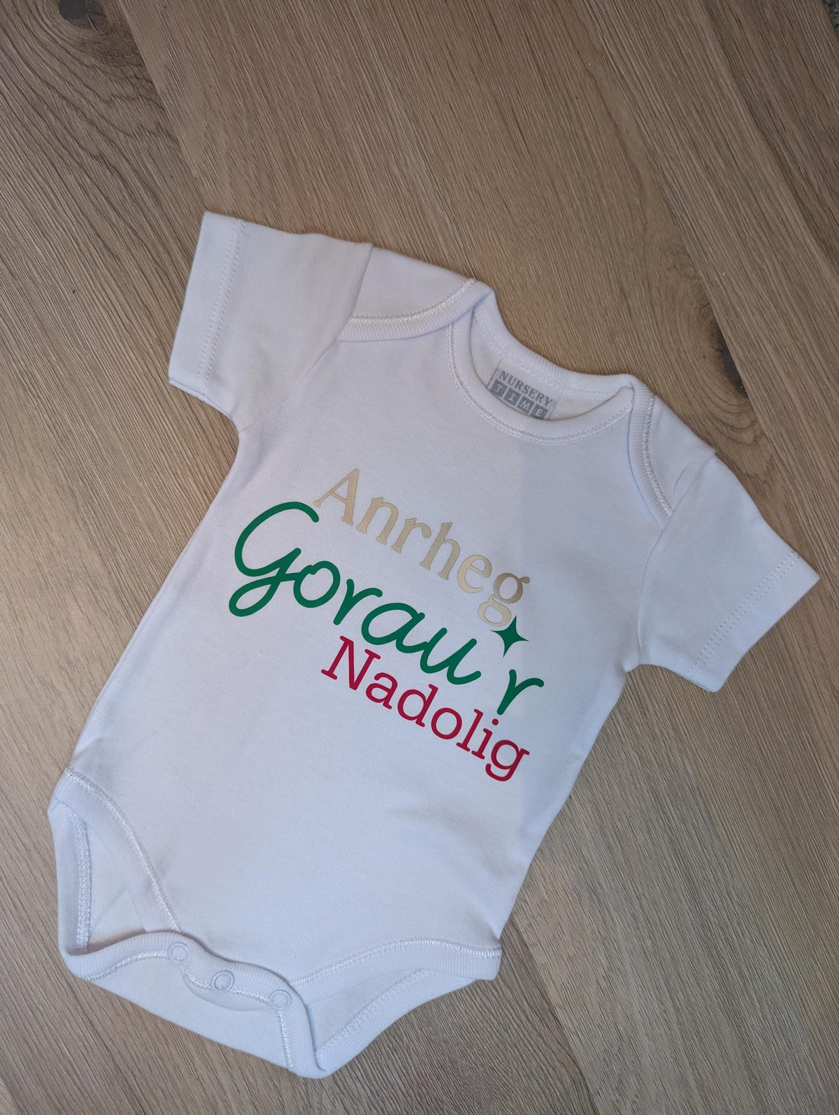 Welsh Baby Christmas Outfit - Anrheg Gorau Nadolig Onsie - Babys First Christmas Gift - Nadolig Bodysuit - Welsh Language Baby Clothes