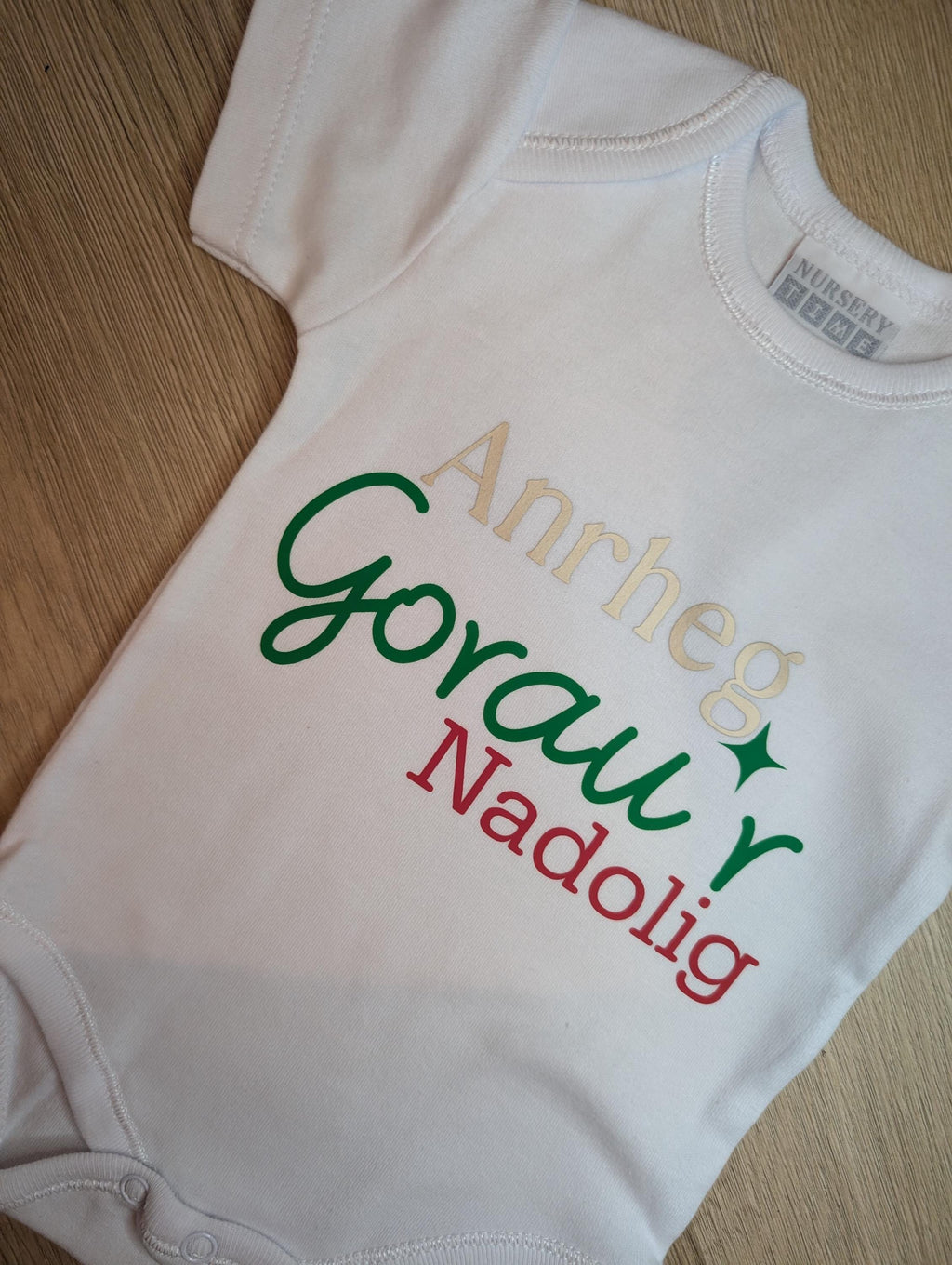Welsh Baby Christmas Onesie – Anrheg Gorau Nadolig, First Christmas Gift